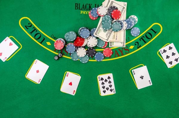 Cartões Fichas Dinheiro Mesa Poker — Fotografia de Stock