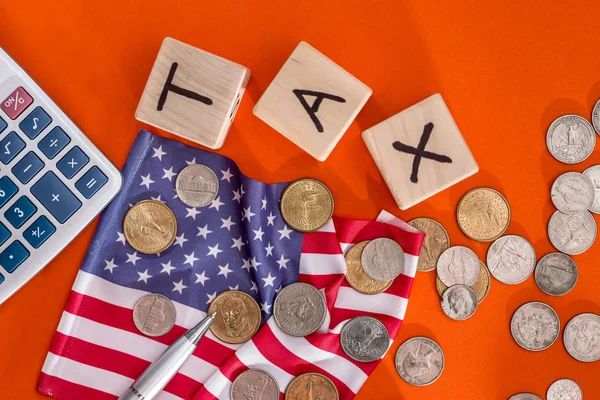 木立方体税以旗子 硬币和计算器在橙色背景 — 图库照片