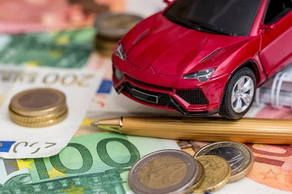 lüks oyuncak araba hesap makinesi ve kalem ile Euro nakit