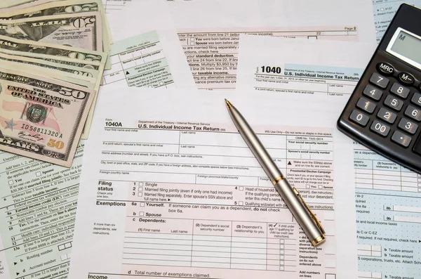Apresentação Impostos Federais Para Reembolso Formulário Imposto 1040 Calculadora Caneta — Fotografia de Stock