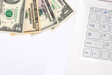 kavram dolar ve beyaz bir arka plan üstünde laptop