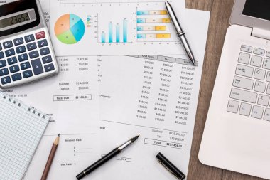 bütçe dizüstü bilgisayar hesap makinası ve kalem ile