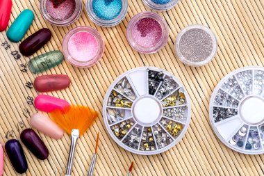 vernik, pırıltılar, kristaller tırnaklar için farklı renkler