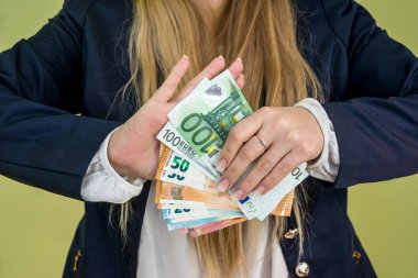 elleri üzerinde yeşil izole kadın holding euro