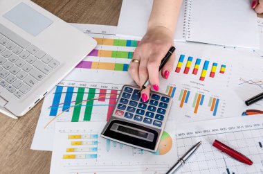 iş grafikleri ile dizüstü bilgisayar kullanarak eller. yakın çekim