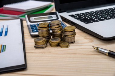 para ve iş grafik tablo üzerinde olan dizüstü bilgisayar