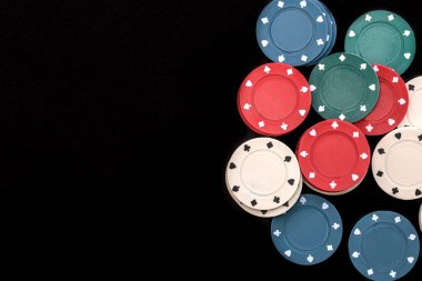 siyah bir arka plan üzerinde Poker fişleri