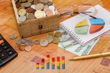 Hazine sandığı madeni para ile açın. Bize dolar ve euro ile boş değil