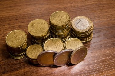 ahşap masa arka plan üzerinde farklı altın euro sikke