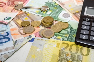 Euro banknot ve madeni paralar ile ev anahtar