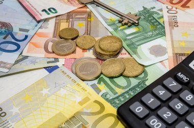 Euro banknot ve madeni paralar ile ev anahtar