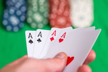Poker fişleri ve yeşil keçe karşı iki as yardım