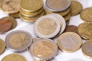 beyaz izole euro coins