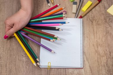 o defter üzerinde renkli kalemler ile berabere