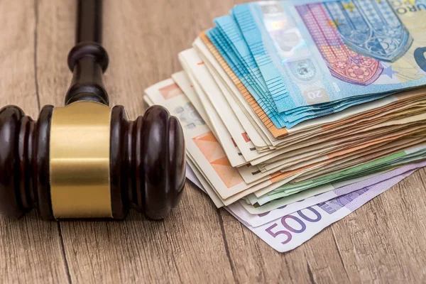 Euro banknot tahta çekiç yakın çekim