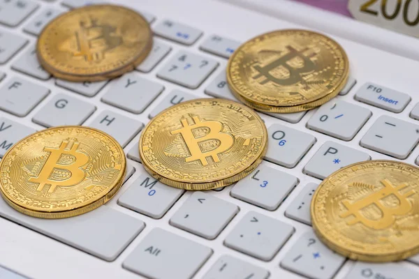 bitcoin beyaz dizüstü bilgisayarda yakın çekim