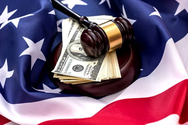 Adalet Amerikan bayrağı ve para birimi.