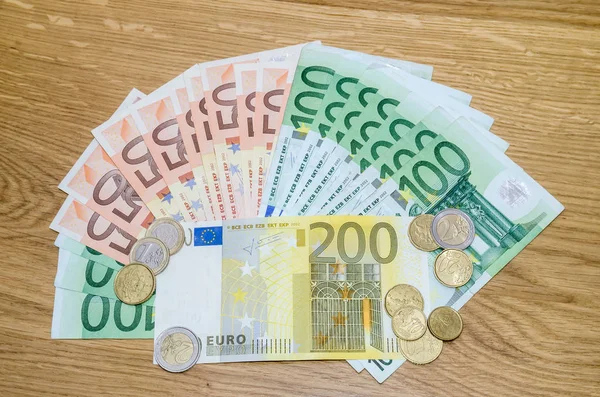 Багато Різних Банкнот Євро Монет Фоні Дерева — стокове фото