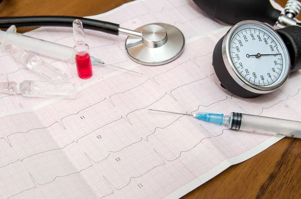 Şırınga, masada kardiyogram stetoskop