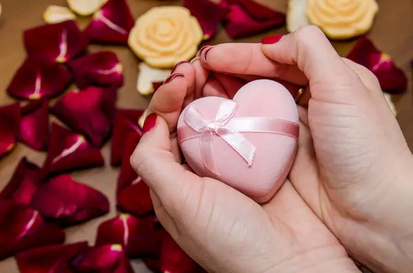 Mulheres Mãos Segurando Caixa Vermelha Contra Pétalas Vermelhas Rosas — Fotografia de Stock