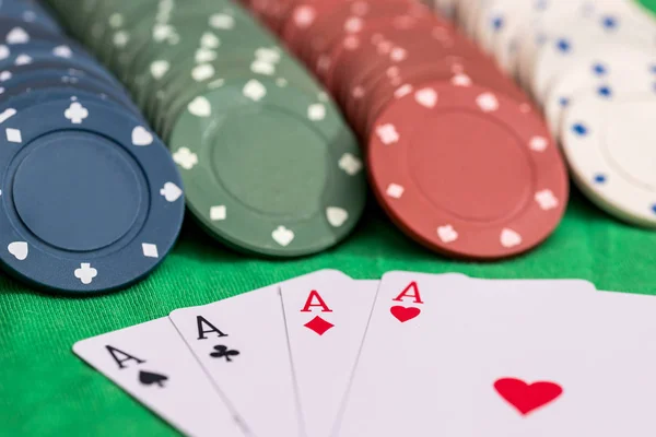 Ases Poker Com Chip Mesa Verde — Fotografia de Stock