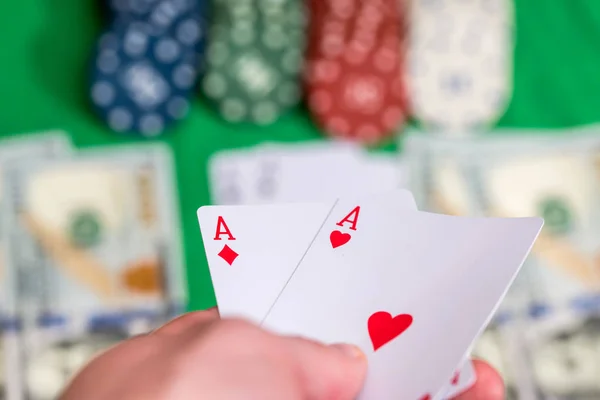 Dois Ases Mão Com Cartão Poker Fichas Dinheiro — Fotografia de Stock