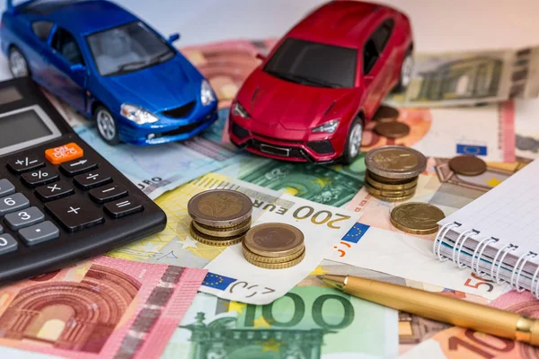 euro Bono, not defteri ve kalem ile iki araba