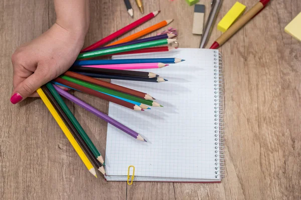 o defter üzerinde renkli kalemler ile berabere