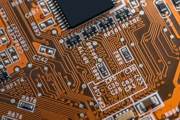 elektronik devre levhasını turuncu yakın çekim.