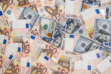 arka plan olarak 50 wuro ve 100 dolarlık banknotlar