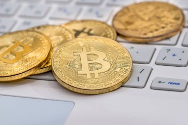 bitcoin beyaz dizüstü bilgisayarda yakın çekim