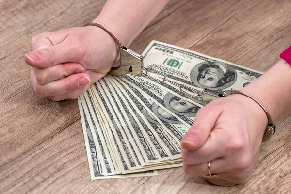 Feminino Detém Dinheiro Dólares Algemado — Fotografia de Stock