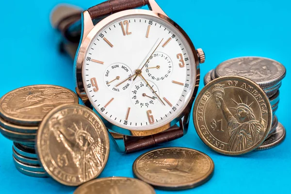 Horloge Homme Avec Usa Coin Sur Bleu — Photo