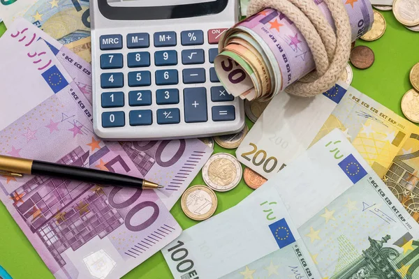 Фінансова Концепція Банкнота Євро Монета Калькулятором Ручкою — стокове фото