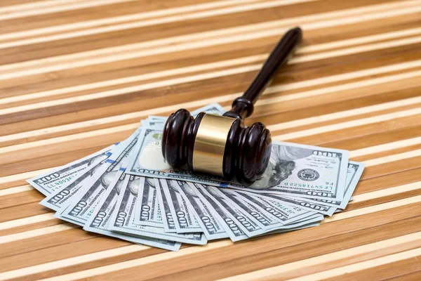 Doları banknot üstünde okul sırası ile tahta tokmak