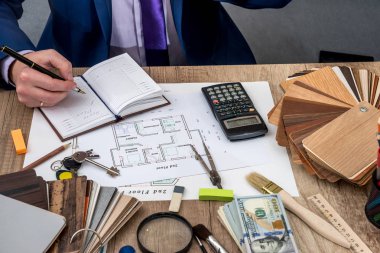 Mimar geliştirmek bir planı ev çalışma araçları ile.