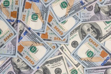 Arka plan için $100 dolar faturaları yığını.