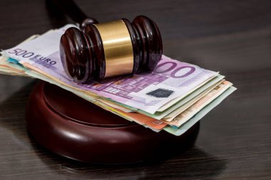 Hâkim'in çekiç tokmak ve euro para ahşap masa.