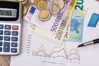 Euro notları iş grafik, kalem ve hesap makinesi yukarıda.