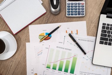 iş işyeri dizüstü bilgisayar, grafik, kalem ve hesap makinesi