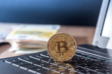 dolar, euro, bitcoin ve dizüstü bilgisayar, kapat