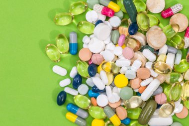 grssn arka plan üzerinde izole birçok farklı hapları