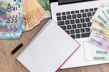 dizüstü bilgisayar, kalem, euro banknot ve Resepsiyon üstünde not etmek.