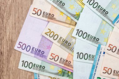 mant euro banknot ahşap masa üzerinde. yakın çekim