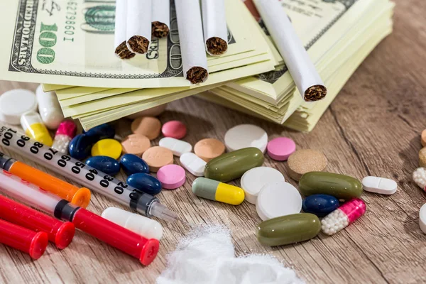 Injektionsspruta Med Kokain Drog Pulver Och Piller Dollarsedlar Pengar — Stockfoto