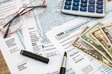 1040 vergi formu, dolar ve hesap makinesi