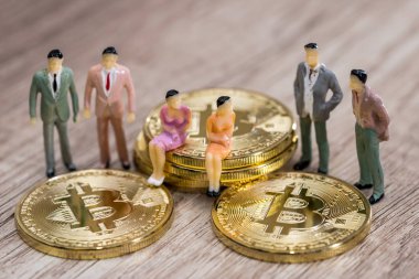 Minyatür oyuncak insanlar bitcoin tablo ile