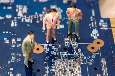 mavi bir anakart üzerinde olan küçük oyuncaklar .