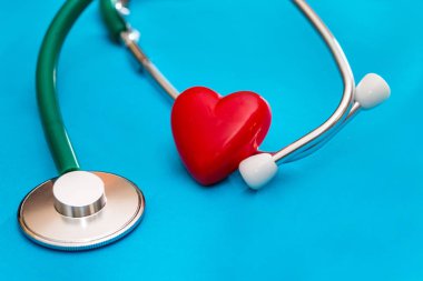 Steteskop ve kalp mavi bir arka plan üzerinde izole
