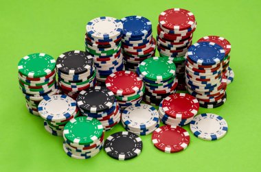 Farklı poker fişleri Casino'da masada